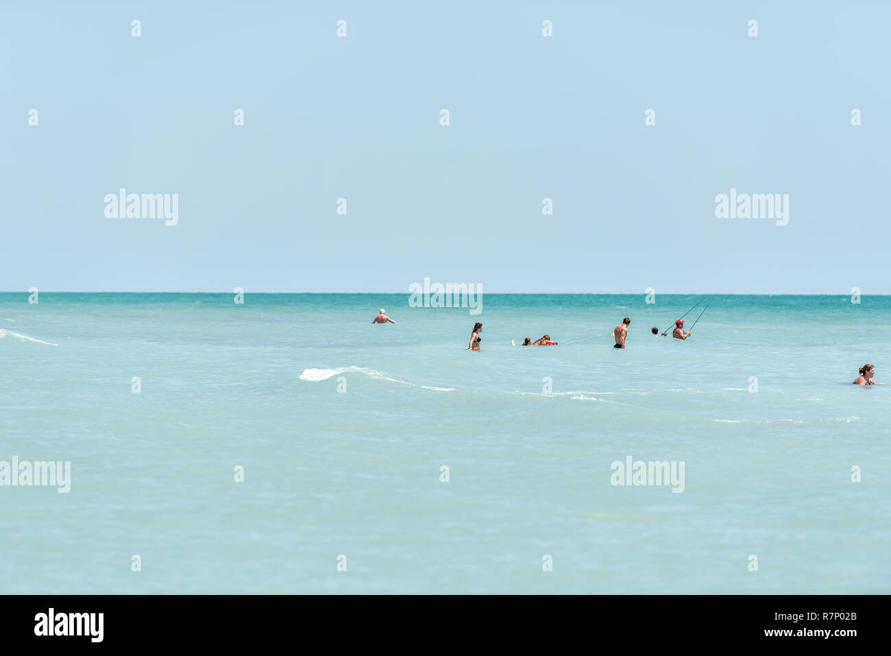 Sanibel Island, USA - 29. April 2018: Bowman's Beach, Florida mit vielen Menschen schwimmen stehen auf Ufer im türkisblauen Wasser an einem sonnigen Tag, Angeln Stockfoto