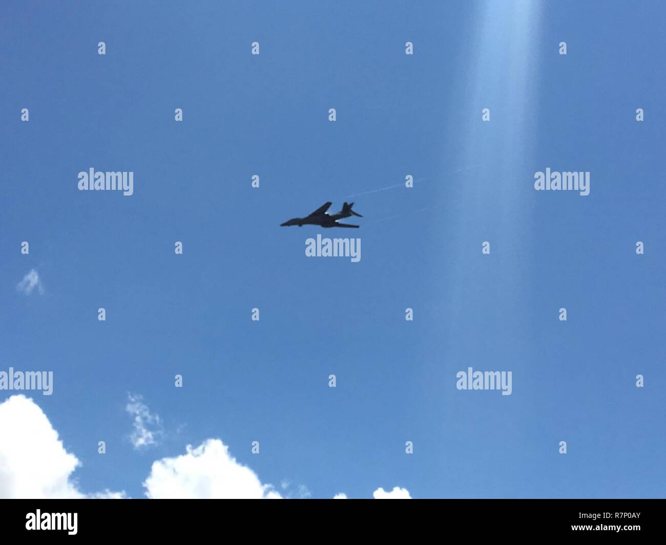 Zwei US Air Force B-1B Lancer bomber Flugzeug mit der 7 Bombe Flügel, 9 Expeditionary Bomb Squadron von Dyess Air Force Base, Texas, derzeit zu Andersen Air Force Base auf Guam eingesetzt, Durchführung einer Überführung, während Langkawi International Maritime und Luft- und Raumfahrtausstellung (LIMA) 2017, bei der Sie die Insel Langkawi, Malaysia, 21. März 2017. LIMA ist der führende Luft- und den Seeverkehr Ausstellung in Malaysia. Die alle zwei Jahre stattfindende Veranstaltung hilft militärischen wachsen-zu-militärischen Beziehung zwischen den Teilnehmern. Das B-1 ist ein sehr vielseitiges, multi-mission Waffensystem, dass schnell große Mengen Präzision liefern ein Stockfoto