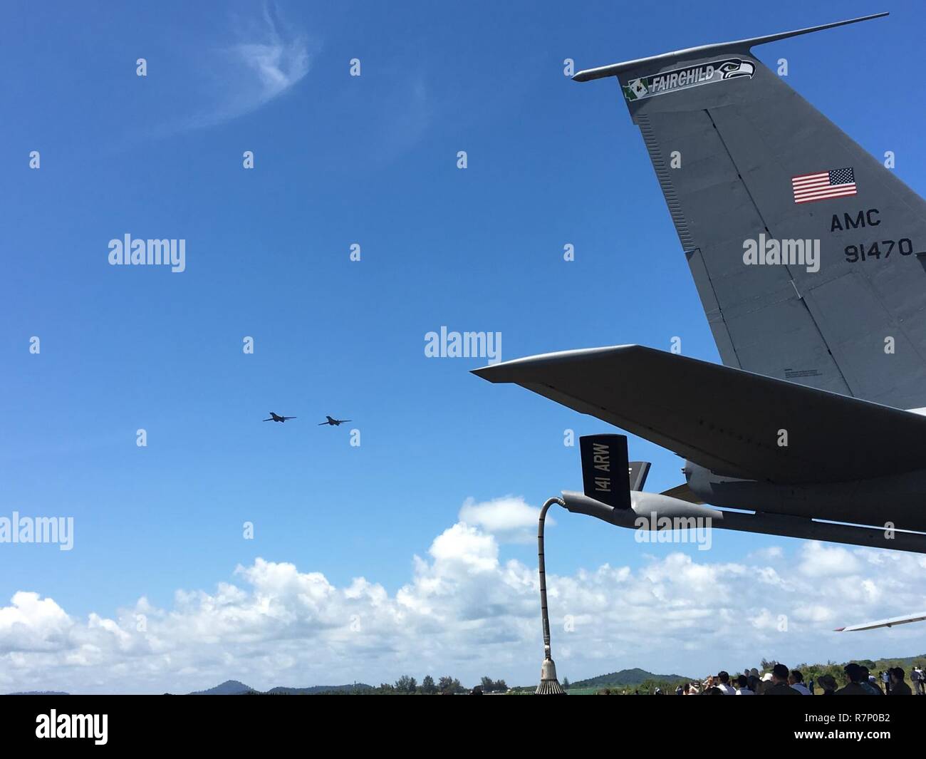 Zwei US Air Force B-1B Lancer bomber Flugzeug mit der 7 Bombe Flügel, 9 Expeditionary Bomb Squadron von Dyess Air Force Base, Texas, derzeit zu Andersen Air Force Base auf Guam eingesetzt, Durchführung einer Überführung, während Langkawi International Maritime und Luft- und Raumfahrtausstellung (LIMA) 2017, bei der Sie die Insel Langkawi, Malaysia, 21. März 2017. LIMA ist der führende Luft- und den Seeverkehr Ausstellung in Malaysia. Die alle zwei Jahre stattfindende Veranstaltung hilft militärischen wachsen-zu-militärischen Beziehung zwischen den Teilnehmern. Das B-1 ist ein sehr vielseitiges, multi-mission Waffensystem, dass schnell große Mengen Präzision liefern ein Stockfoto