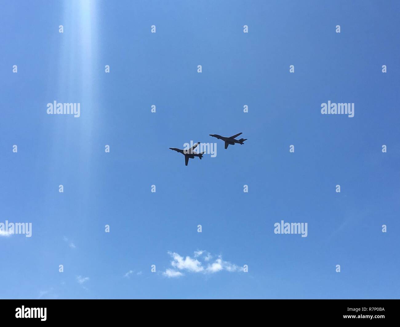 Zwei US Air Force B-1B Lancer bomber Flugzeug mit der 7 Bombe Flügel, 9 Expeditionary Bomb Squadron von Dyess Air Force Base, Texas, derzeit zu Andersen Air Force Base auf Guam eingesetzt, Durchführung einer Überführung, während Langkawi International Maritime und Luft- und Raumfahrtausstellung (LIMA) 2017, bei der Sie die Insel Langkawi, Malaysia, 21. März 2017. LIMA ist der führende Luft- und den Seeverkehr Ausstellung in Malaysia. Die alle zwei Jahre stattfindende Veranstaltung hilft militärischen wachsen-zu-militärischen Beziehung zwischen den Teilnehmern. Das B-1 ist ein sehr vielseitiges, multi-mission Waffensystem, dass schnell große Mengen Präzision liefern ein Stockfoto