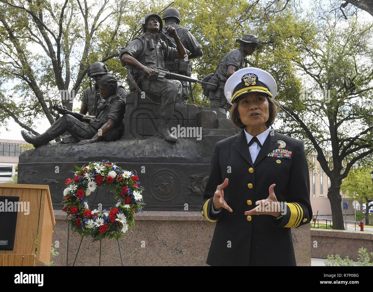 AUSTIN, Texas (Mar. 21, 2017) Direktor, Verteidigung Gesundheit Agentur Medical Corps, Vice Adm. Raquel Bono, spricht zu einem Vietnam Memorial Kranz bei der Marine Woche Austin Festlegung. Marine Woche Programme dienen als wichtigste übertreffen Bemühung der Marine in den Bereichen des Landes ohne eine bedeutende Marine Präsenz. Stockfoto