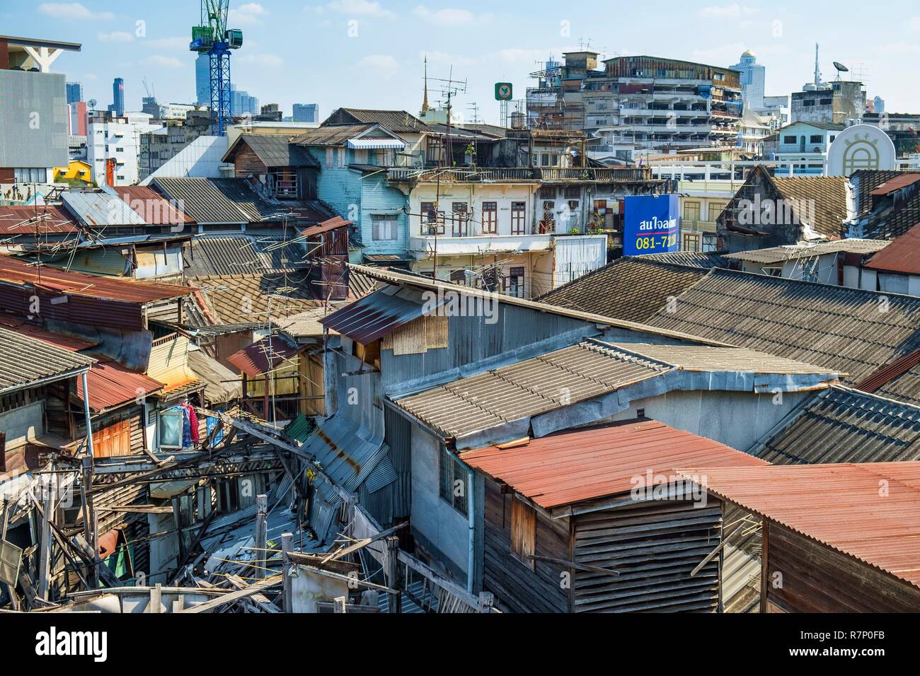 Thailand, Bangkok, Samphanthawong District, Chinatown, Blick über die Dächer von der Li Thi Miew Schrein Stockfoto