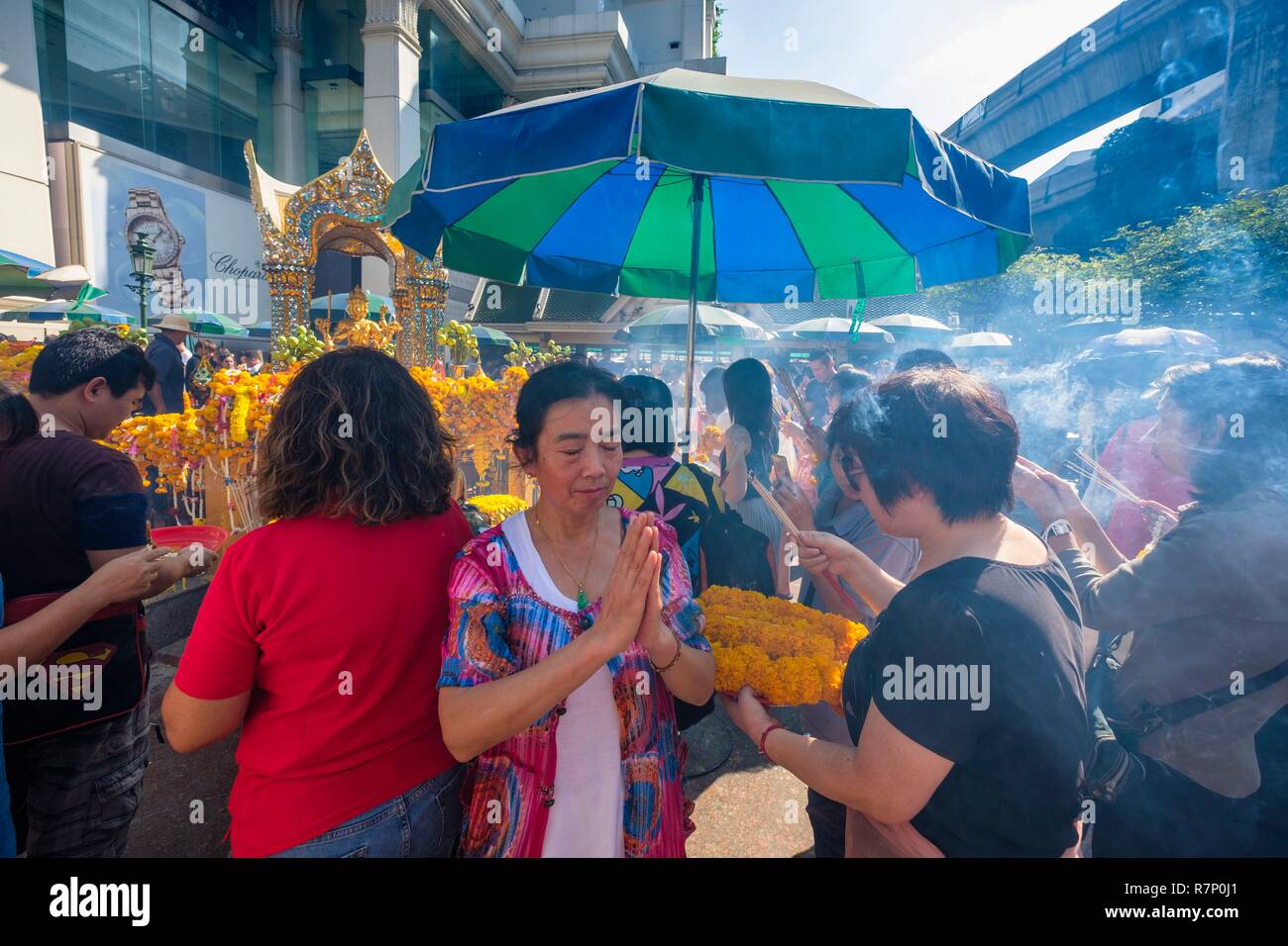Thailand, Bangkok, Pathum Wan District, dem Erawan Schrein Häuser eine Statue von Phra Phrom, die Thailändische Vertretung des hinduistischen Gottes Schöpfung Lord Brahma Stockfoto