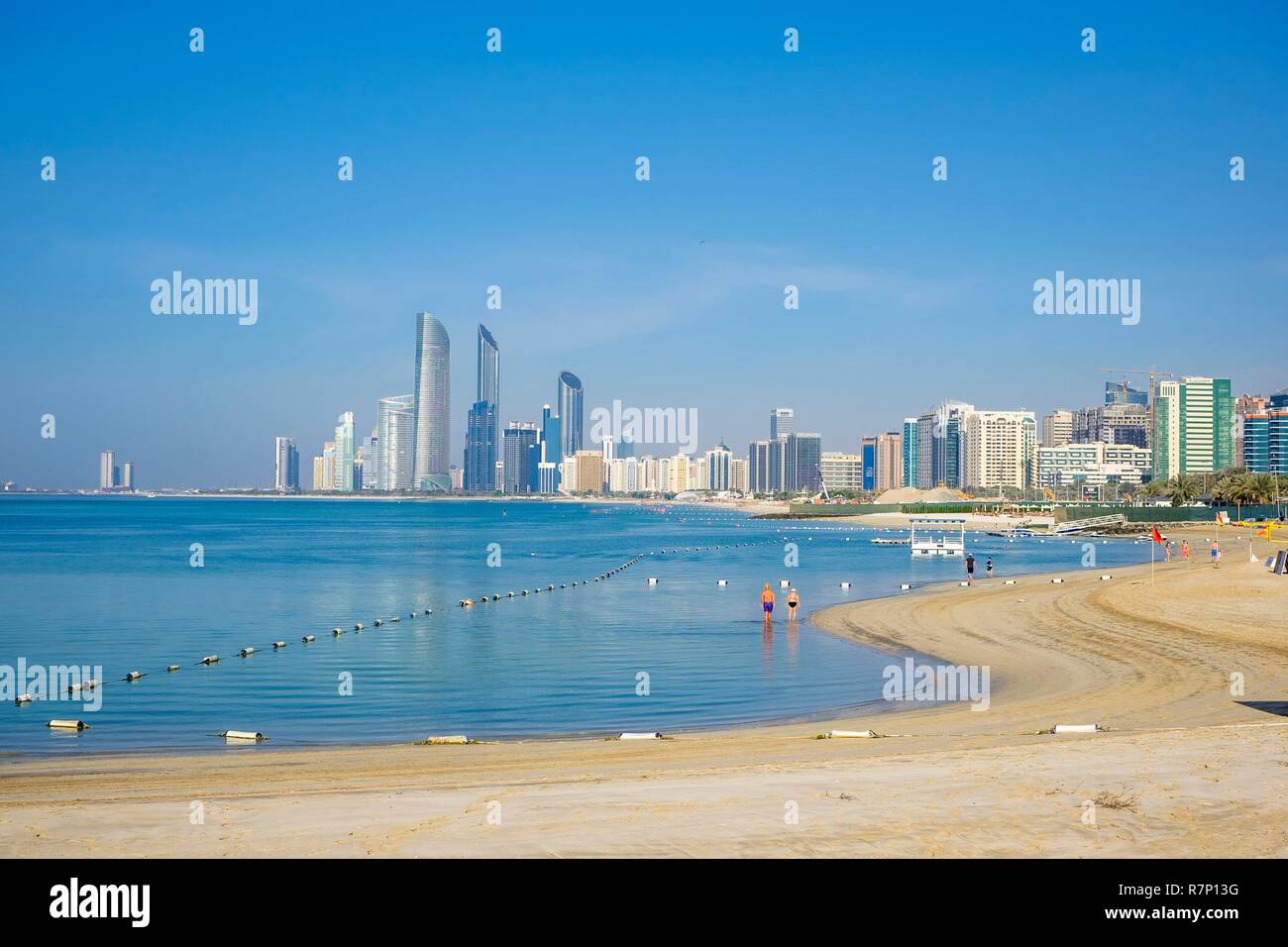 Die Vereinigten Arabischen Emirate, Abu Dhabi, Al, Al Markaziyah Khubeirah Bezirk Geschäftsviertel vom Strand des Hilton Abu Dhabi Hotel gesehen Stockfoto