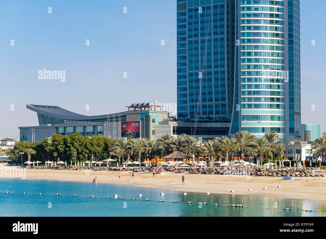 Die Vereinigten Arabischen Emirate, Abu Dhabi, Al Khubeirah Bezirk, am Strand des Hilton Abu Dhabi Hotel und Nation Towers im Hintergrund Stockfoto