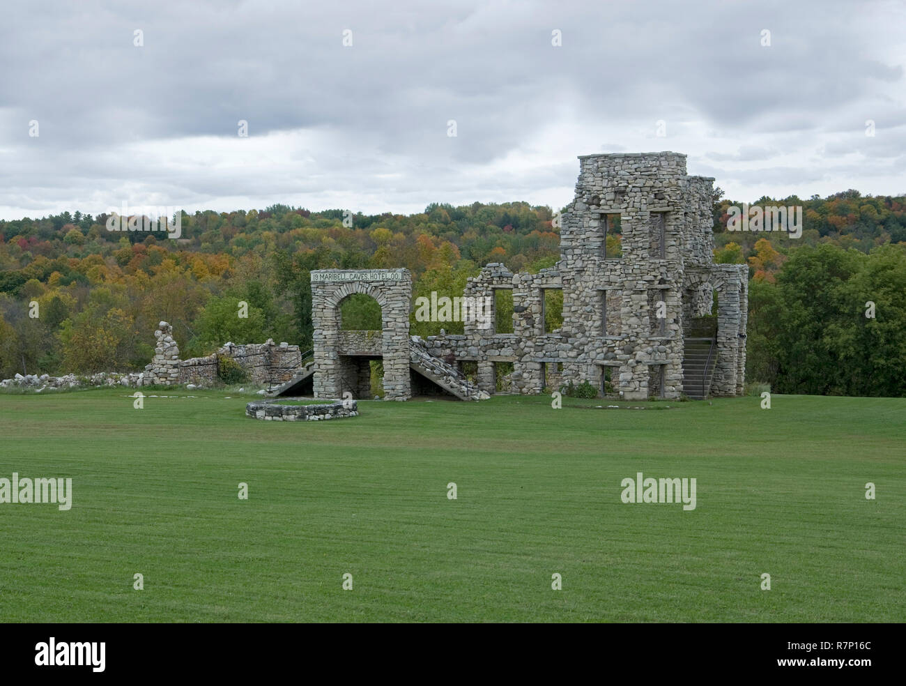 Steinmauerruinen des historischen Maribel Caves Hotel-Gebäudes an einem bewölkten Herbsttag in Wisconsin nach Sturmschäden von 2013. Stockfoto