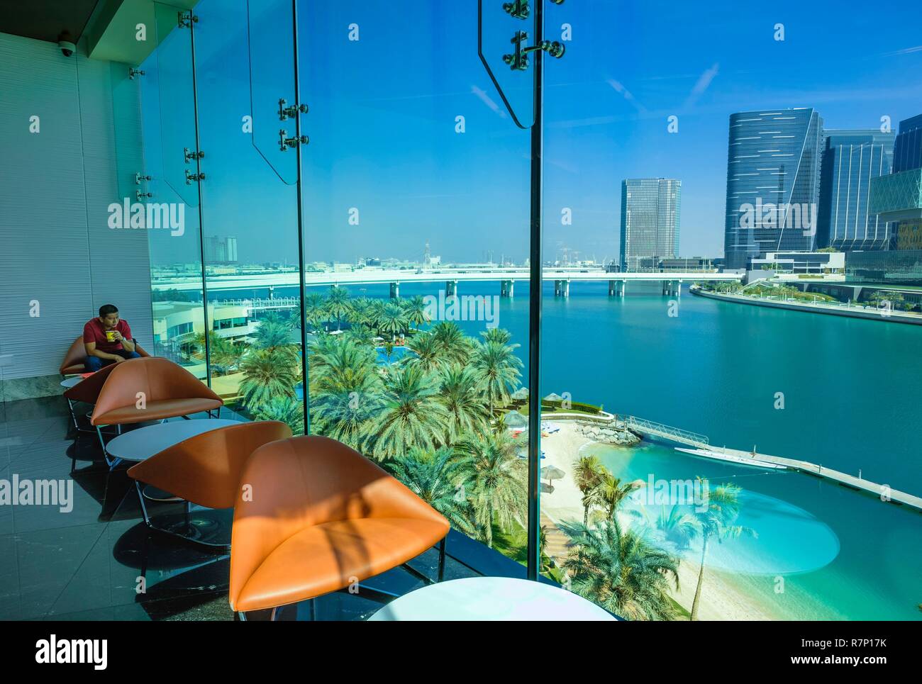 Die Vereinigten Arabischen Emirate, Abu Dhabi, Al Zahiyah Bezirk, Panorama von der Abu Dhabi Mall, Strand von Luxury Beach Rotana Hotel und Al Maryah Insel im Hintergrund Stockfoto