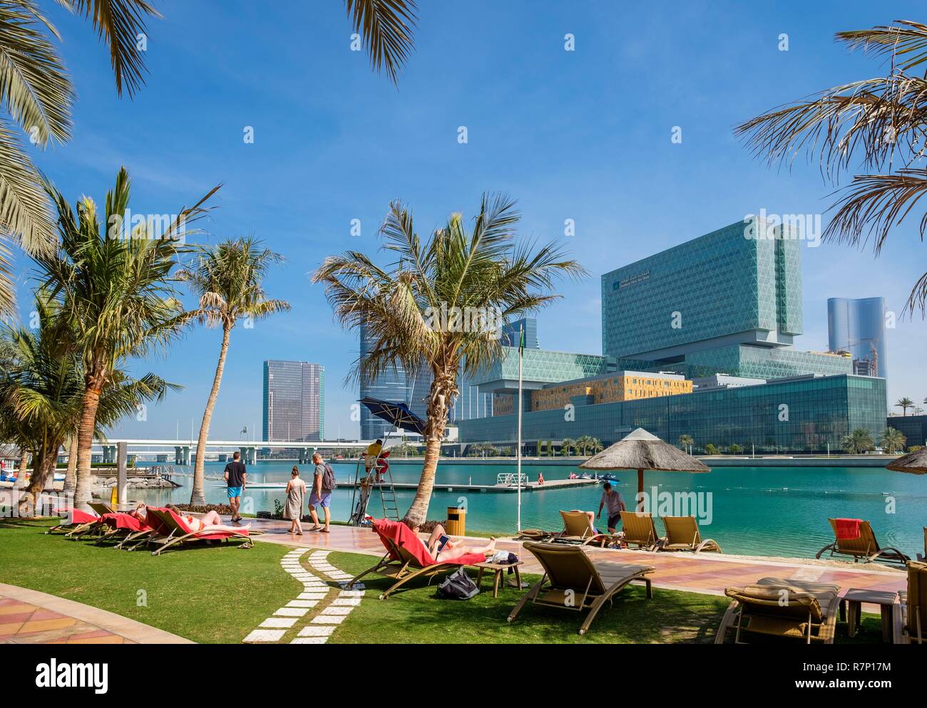 Die Vereinigten Arabischen Emirate, Abu Dhabi, Al Zahiyah Bezirk, Strand von Luxury Beach Rotana Hotel und Al Maryah Insel im Hintergrund Stockfoto