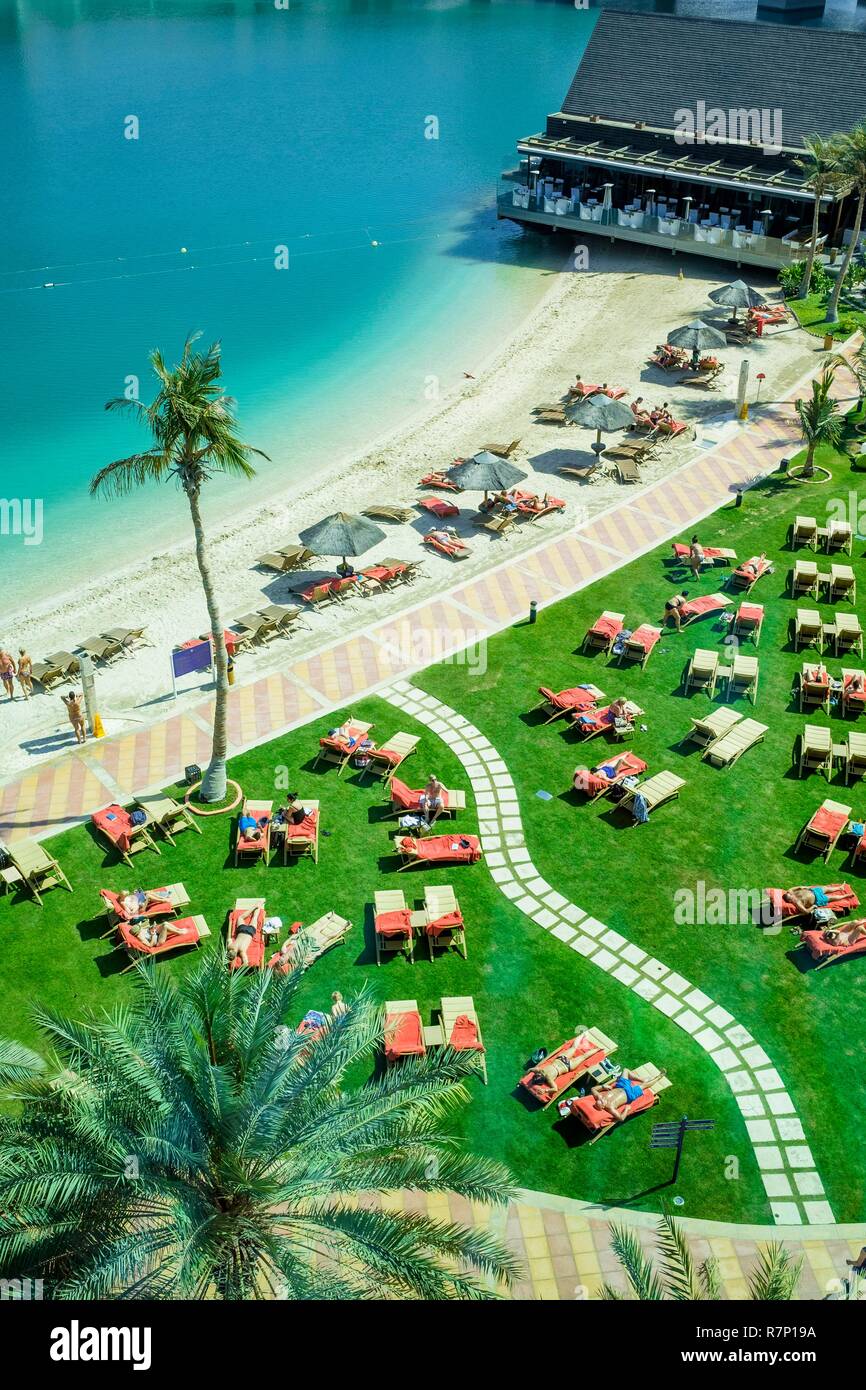Die Vereinigten Arabischen Emirate, Abu Dhabi, Al Zahiyah Bezirk, Panorama von der Abu Dhabi Mall, Strand von Luxury Beach Rotana Hotel Stockfoto