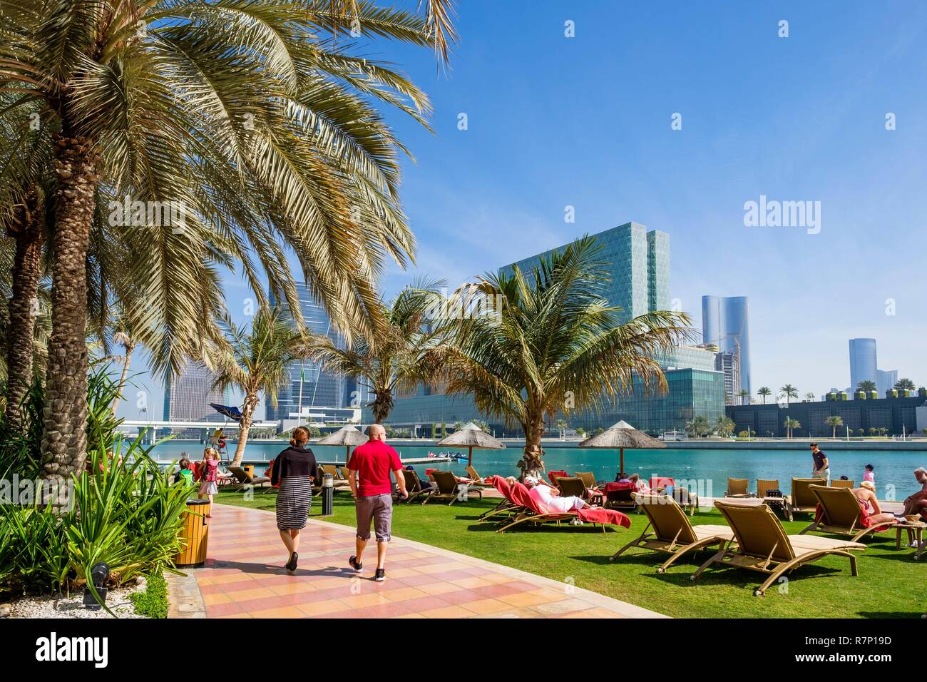 Die Vereinigten Arabischen Emirate, Abu Dhabi, Al Zahiyah Bezirk, Strand von Luxury Beach Rotana Hotel und Al Maryah Insel im Hintergrund Stockfoto