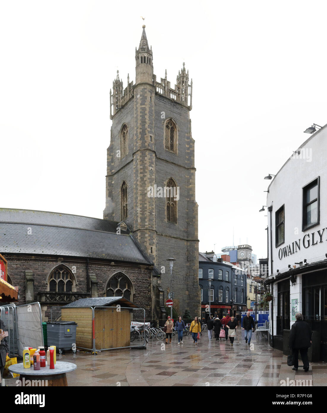 Das 15. Jahrhundert der hl. Johannes der Täufer Kirche und Glockenturm in einem trüben Wintertag nach dem Regen in Cardiff, Vereinigtes Königreich Stockfoto