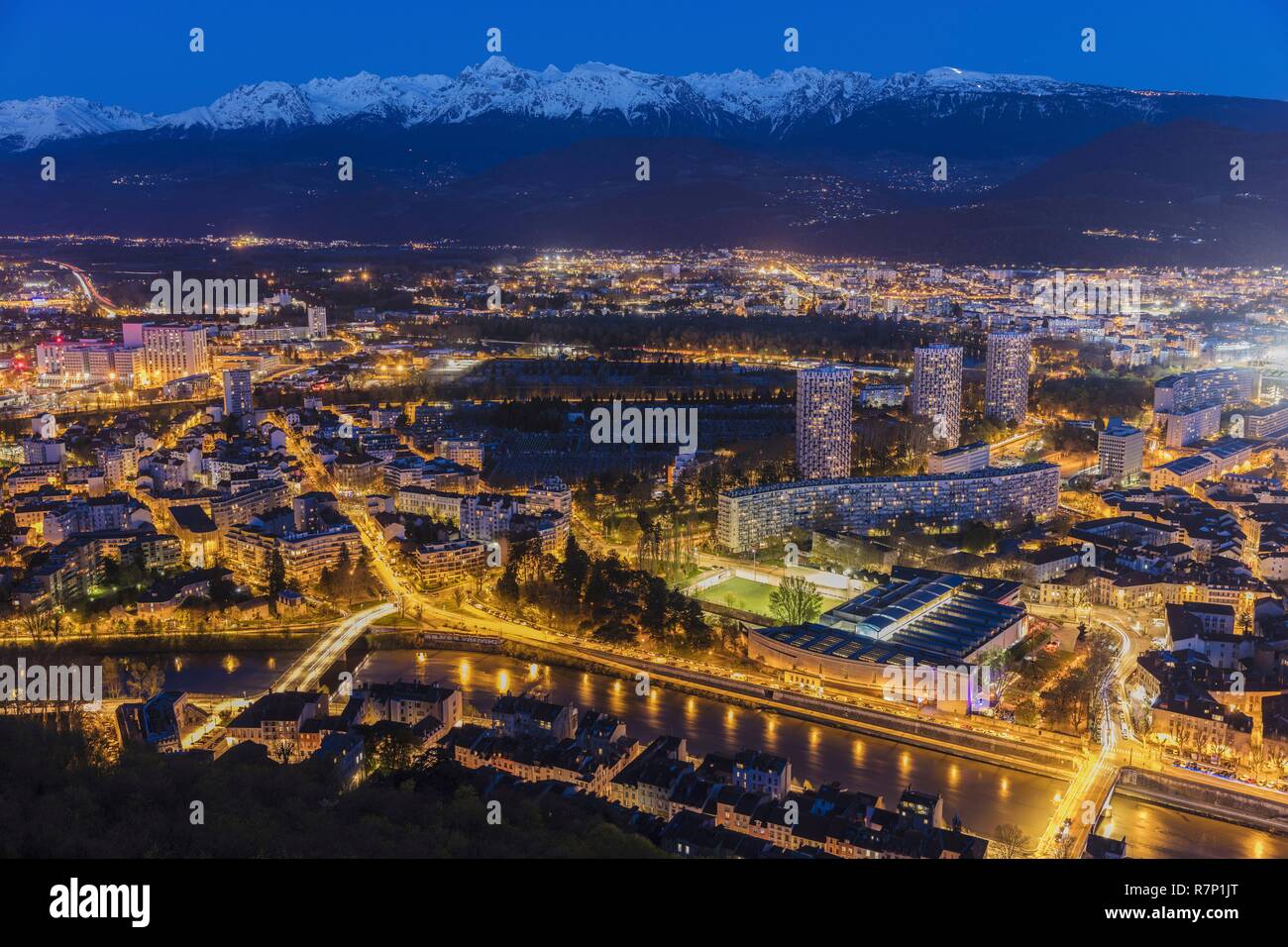 Frankreich, Isère, Grenoble, Panorama, da das fort von der Bastille entfernt, mit Blick auf die Kette der schneebedeckten Belledonne Stockfoto