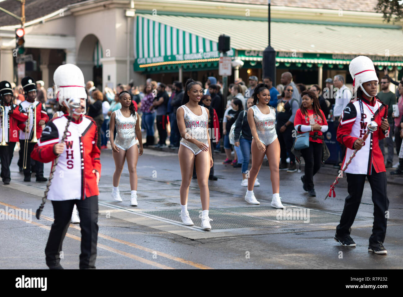 New Orleans, Louisiana, USA - 24. November 2018: Die Bayou Classic Parade, Vorbehalt West High School marching band, die bei der Parade Stockfoto