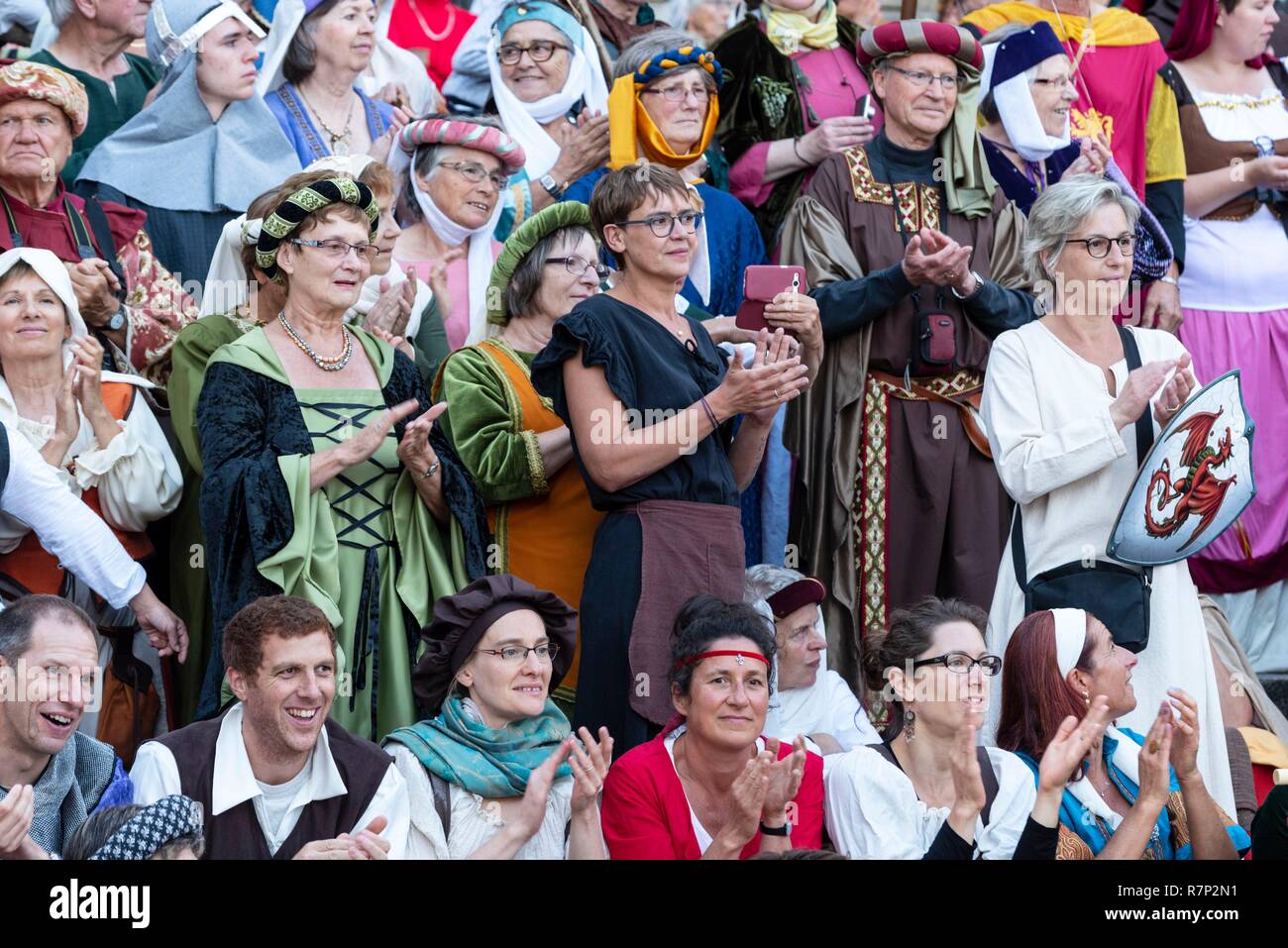 Frankreich, Calvados, Bayeux, Bayeux Mittelalter-Fest, Gruppenfoto vor dem Rathaus Stockfoto