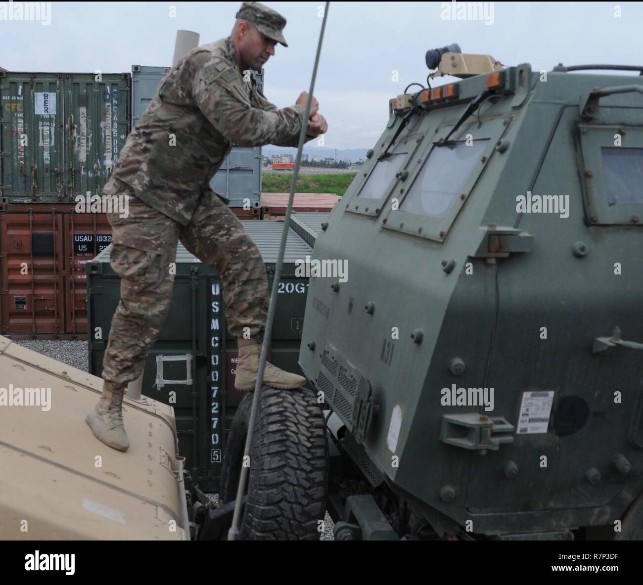 Us-Armee Sgt. 1. Klasse Henry Garcia, eingesetzt zur Unterstützung der Combined Joint Task Force - inhärenten lösen und zu 583Rd unterstützt Unternehmen, 3.BATAILLON, 321 Field Artillery Regiment, XVIII zugeordnet Feuer Feuerwehr führt ein Fahrzeug auf einen Traktor Anhänger für den Transport in der Nähe von Erbil, Irak, 21. März 2017. CJTF-OIR ist die globale Koalition zu besiegen ISIS im Irak und in Syrien. Stockfoto