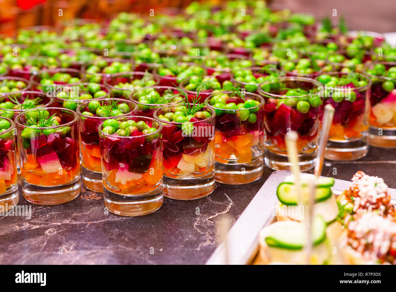 Grüne Erbsen in einem Salat Dressing mit Gemüse auf einem Buffet für eine Veranstaltung Stockfoto