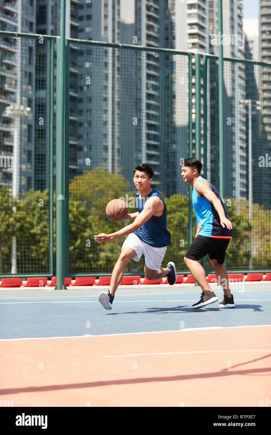 Zwei jungen asiatischen Basketball Spieler ein Spiel auf einem Auf im Hof. Stockfoto