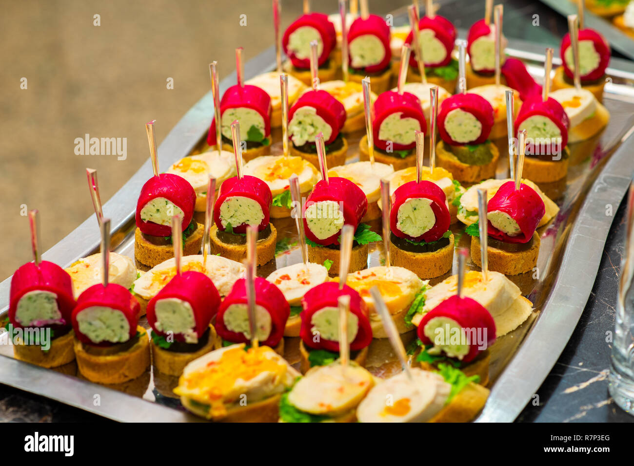 Kalte Snacks auf dem Tisch Buffet, Canapes am Bankett Stockfoto