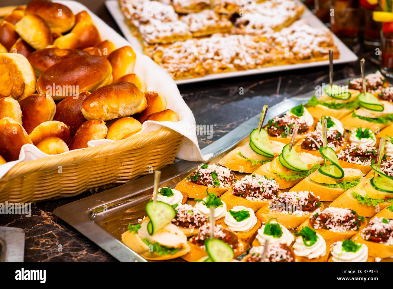 Brötchen, Brot und Snacks auf einen Tisch in einem Restaurant Stockfoto