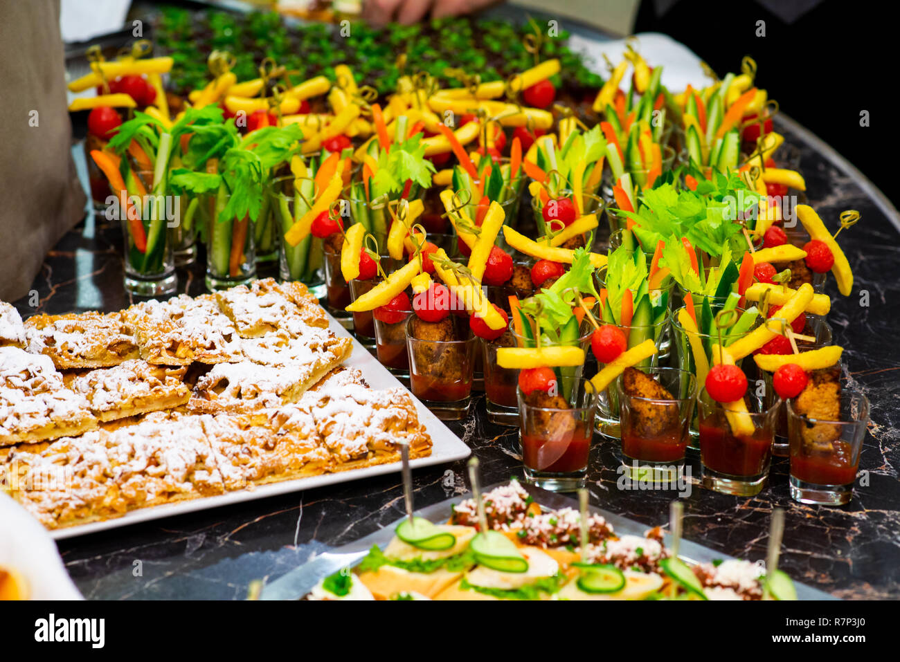Häppchen und kalte Vorspeisen auf dem Buffet, Fleisch, Gemüse und Kräuter auf einem Tablett Stockfoto