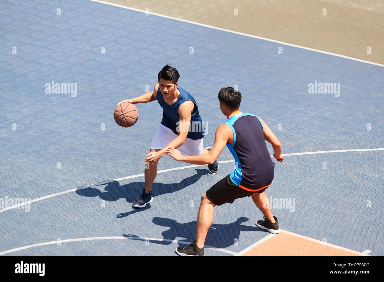 Zwei jungen asiatischen Basketball Spieler ein Spiel auf einem Auf im Hof. Stockfoto