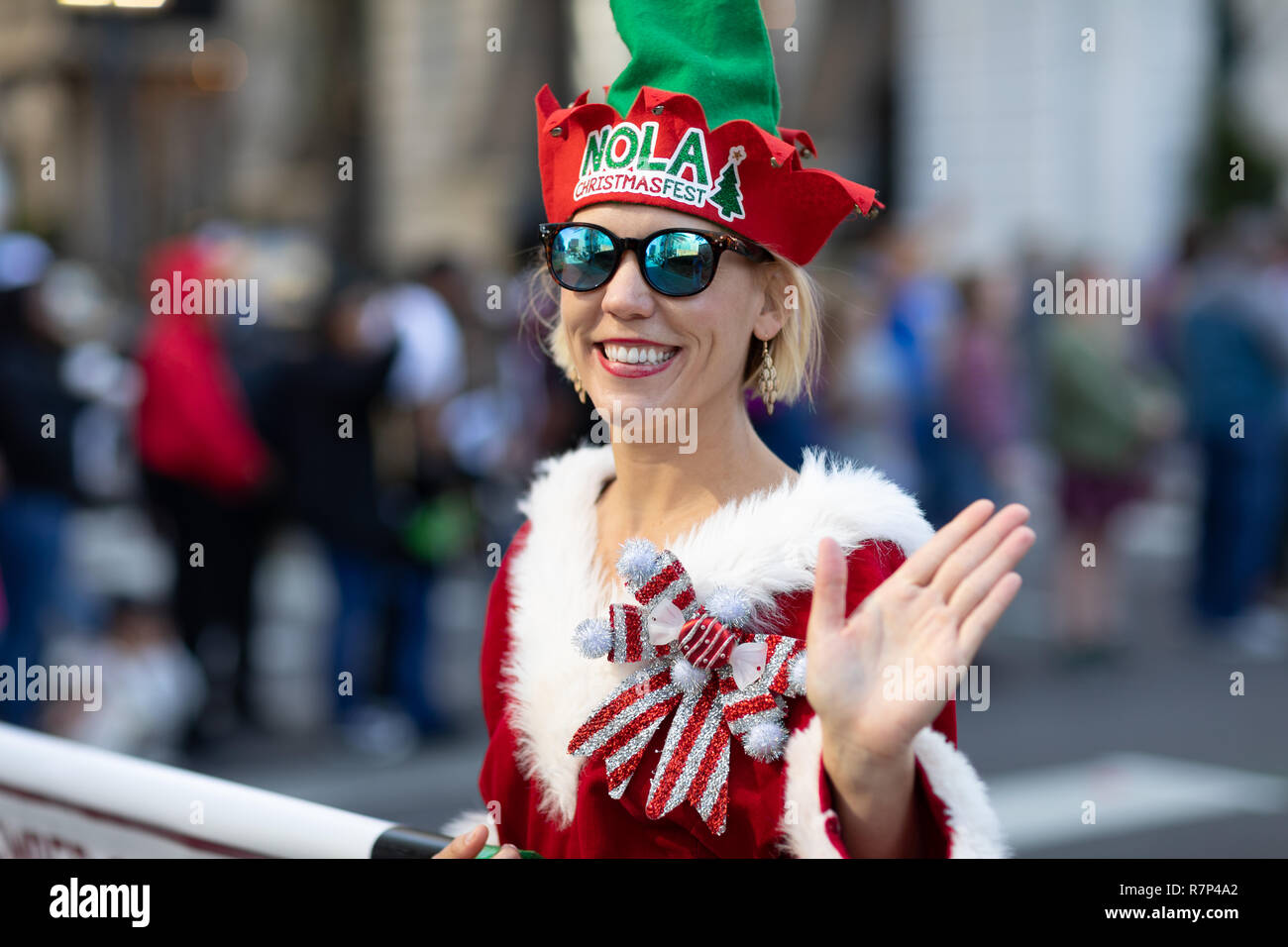 New Orleans, Louisiana, USA - 24. November 2018: Die Bayou Classic Parade, Frau Weihnachten Outfit Förderung Nola Weihnachten Fest Stockfoto