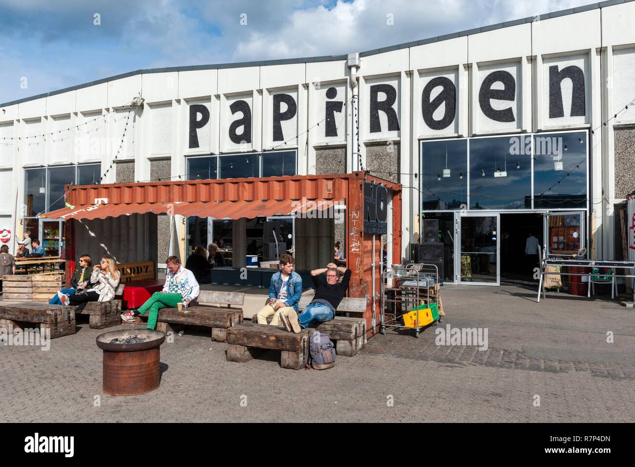 Dänemark, Seeland, Kopenhagen, Stadtteil Christianshavn, Papier Insel (Papirøen), ehemaliger Zeitung Halle in eine Straße Essen stehen und Bars umgewandelt Stockfoto