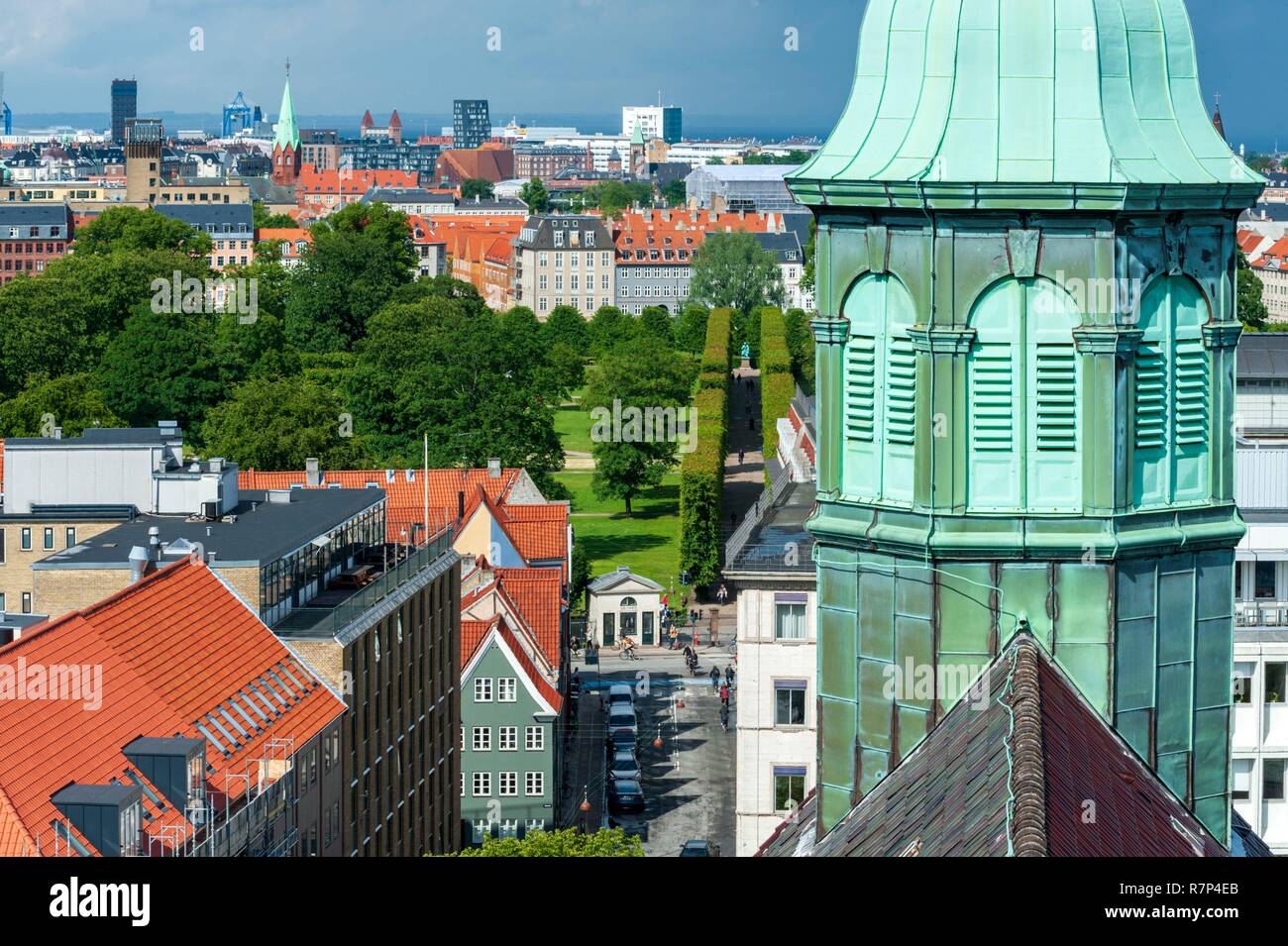 Dänemark, Seeland, Kopenhagen, Latinerkvarteret district (Latin), Blick aus dem Rundetarn Turm, Trinity Kirche Kirchturm, im Hintergrund die Gärten von Schloss Rosenborg Stockfoto