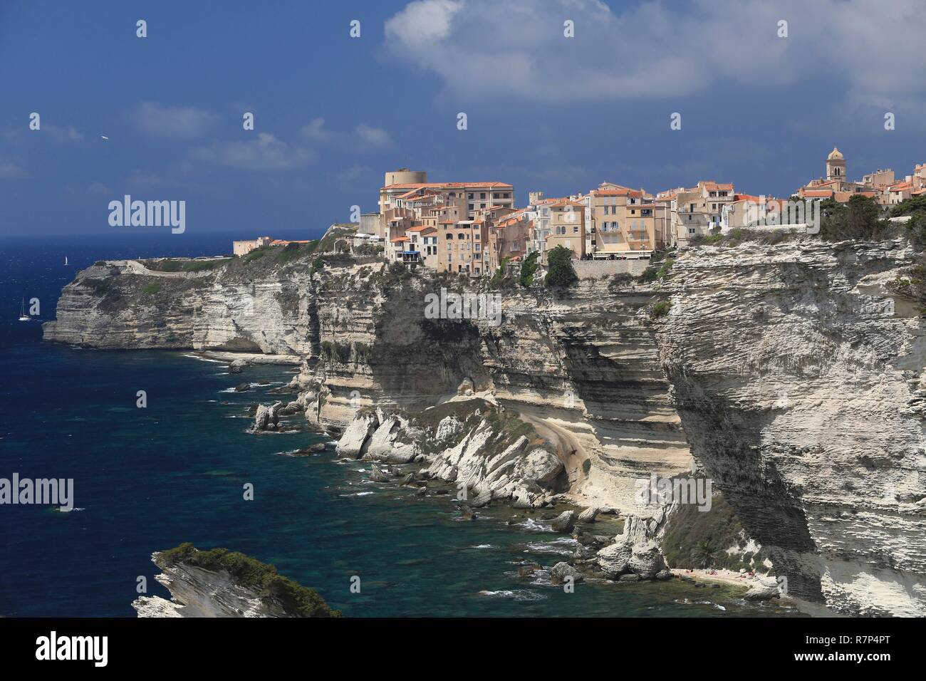 Frankreich, Corse, Bonifacio, die Zitadelle von Bonifacio mit Blick auf die Klippen von Bonifacio Stockfoto