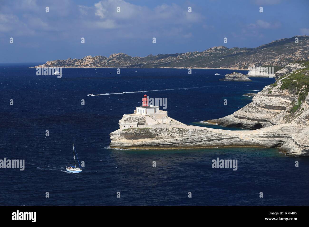 Frankreich, Corse, Bonifacio, ein Segelboot vorbei am Madonetta Leuchtturm Stockfoto