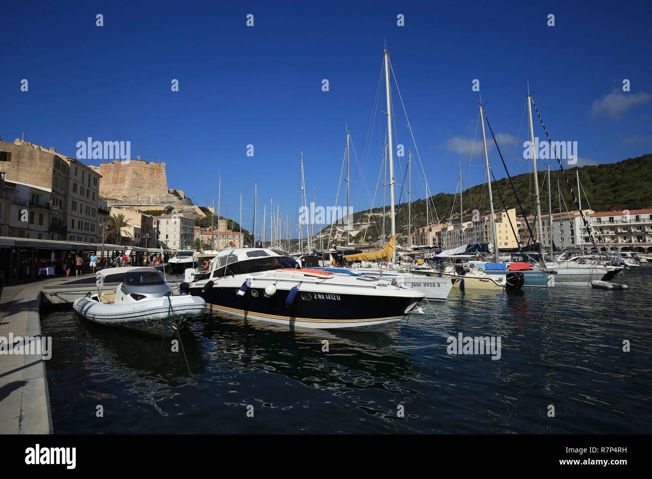 Frankreich, Corse, Bonifacio, der Bouches de Bonifacio, der Hafen von Bonifacio und die Zitadelle im Hintergrund Stockfoto
