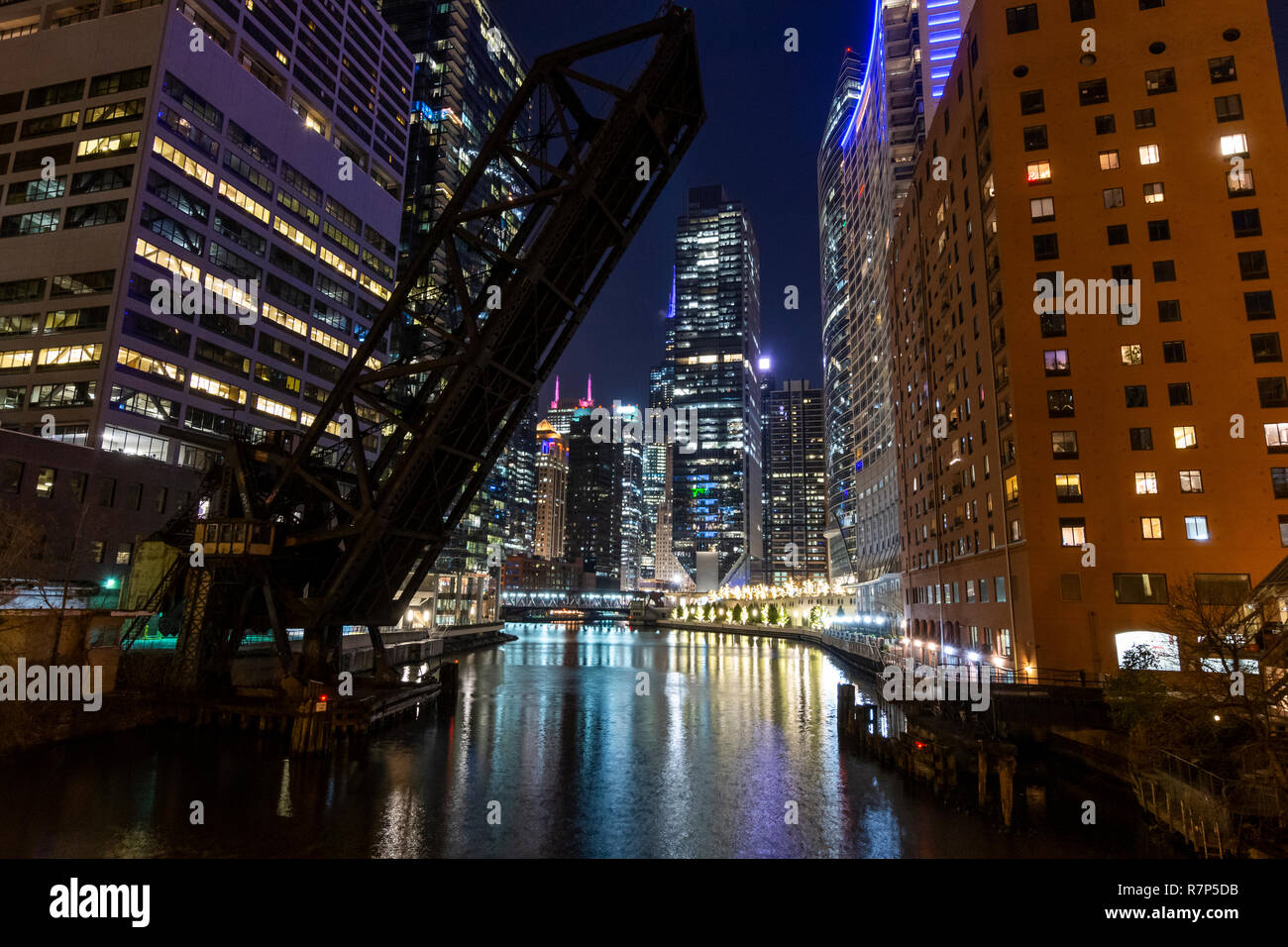 Nacht geschossen des stillgelegten Kinzie Street Brücke über den North Branch auf den Chicago River. Stockfoto