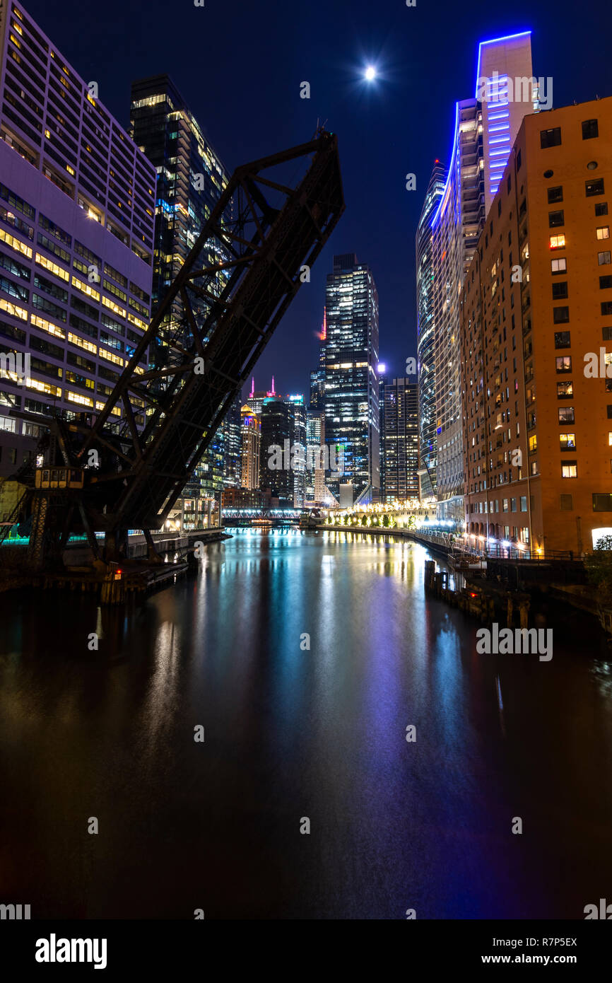 Nacht geschossen des stillgelegten Kinzie Street Brücke über den North Branch auf den Chicago River. Stockfoto