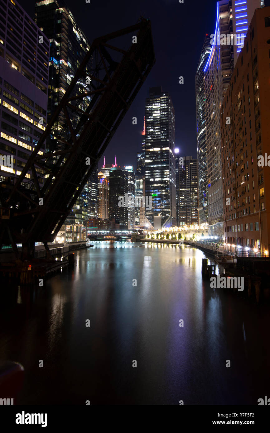 Nacht geschossen des stillgelegten Kinzie Street Brücke über den North Branch auf den Chicago River. Stockfoto