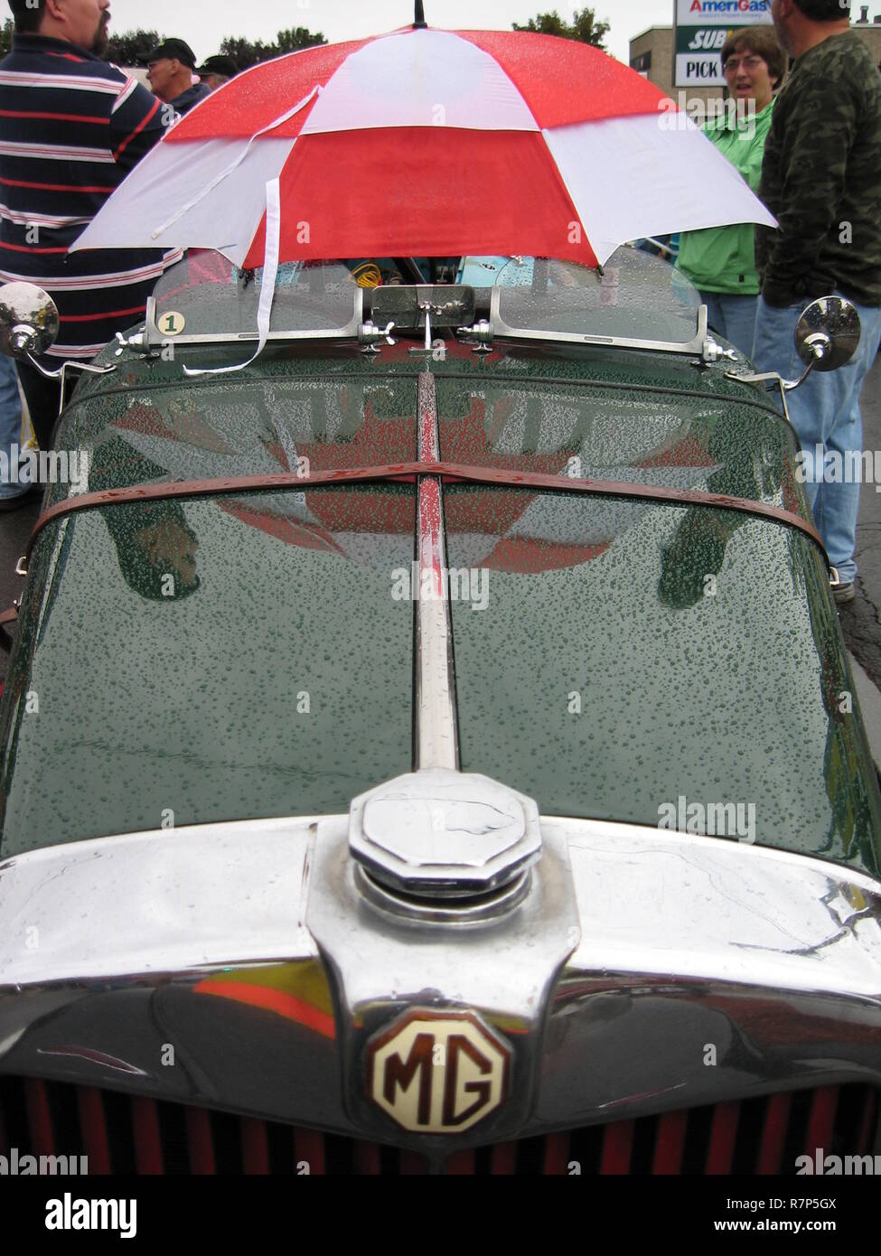 Classic MG TC in Car Show bei leichtem Regen mit einem roten und