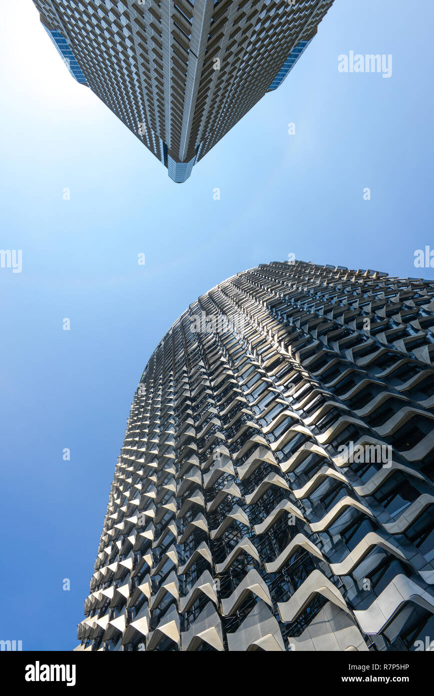 Singapur - November 16, 2018: Moderne Architektur Office Tower Gebäude mit blauen Himmel in Singapur. Abstrakte, Textur, Hintergrund Stockfoto