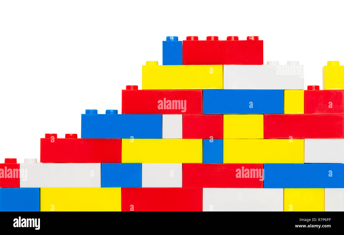 Kunststoff Spielzeug Brick Wall isoliert auf einem weißen Hintergrund. Stockfoto