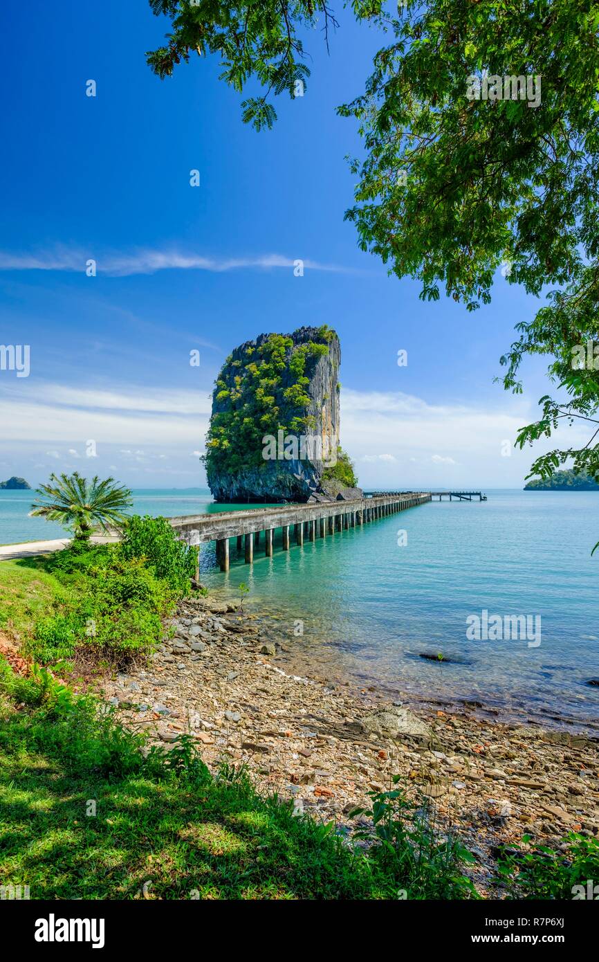 Thailand Songkhla Provinz, Tarutao National Marine Park, Ko Tarutao Insel, Ao Talo Wow, karstigen Felsen, die sich aus dem Ozean Stockfoto