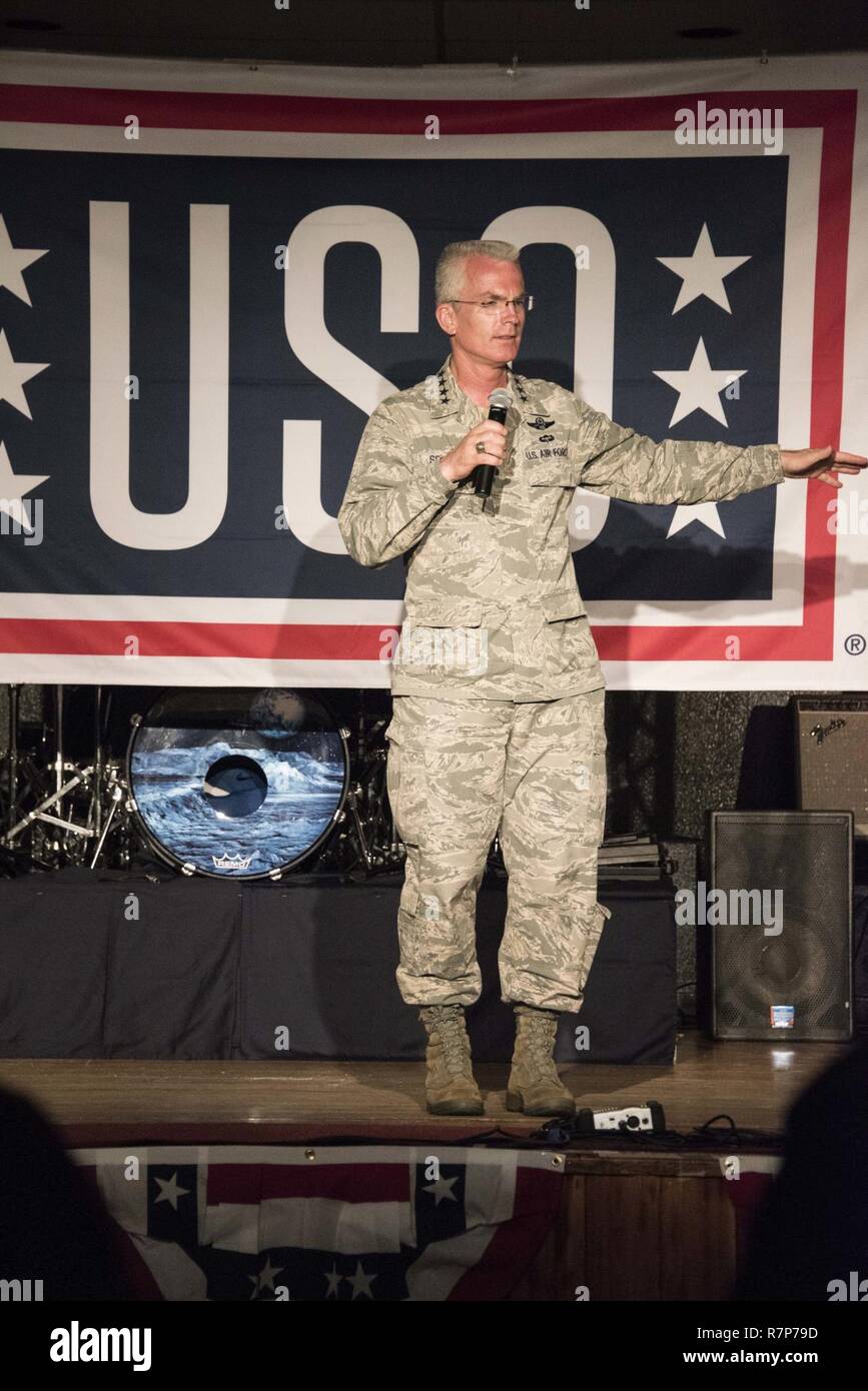 DIEGO GARCIA, Britisches Territorium im Indischen Ozean (Mar. 28, 2016) - Allg. Paul J. Selva, Stellvertretender Vorsitzender des Generalstabs, Gespräche mit Seglern während einer United Service Organizations" (USO) für Service Mitglieder. Us-Marine Support Facility Diego Garcia bietet Logistik-, Service-, Freizeit- und administrative Unterstützung nach den US-amerikanischen und alliierten Truppen sich auf den Indischen Ozean und den Persischen Golf stationiert. Stockfoto