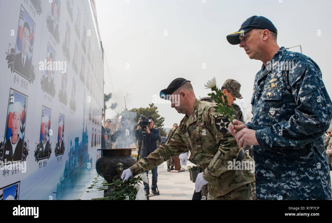 PYEONGTAEK, Korea (Mar. 26, 2017) Kapitän Jeff Bennett, Commander, Destroyer Squadron (DESRON) 15, rechts, und die US-amerikanische Armee Brig. Gen. David Francis, zweite Infanterie Division, ROK-US kombinierte Abteilung Stellvertretender Kommandierender General, Links, legen Blumen an ein Denkmal für Segler während der Untergang der ROKS Cheonan verloren auf März 26,2010. Bennett ist derzeit auf dem Vorwärts - Einsatz der Arleigh-Burke-Klasse Lenkwaffen-zerstörer USS McCampbell (DDG85) zur Unterstützung der Fohlen Eagle 2017 begonnen, eine Reihe von jährlichen Veranstaltungen, die Verteidigung und die Bereitschaft der Republik zu verteidigen erhöhen Stockfoto