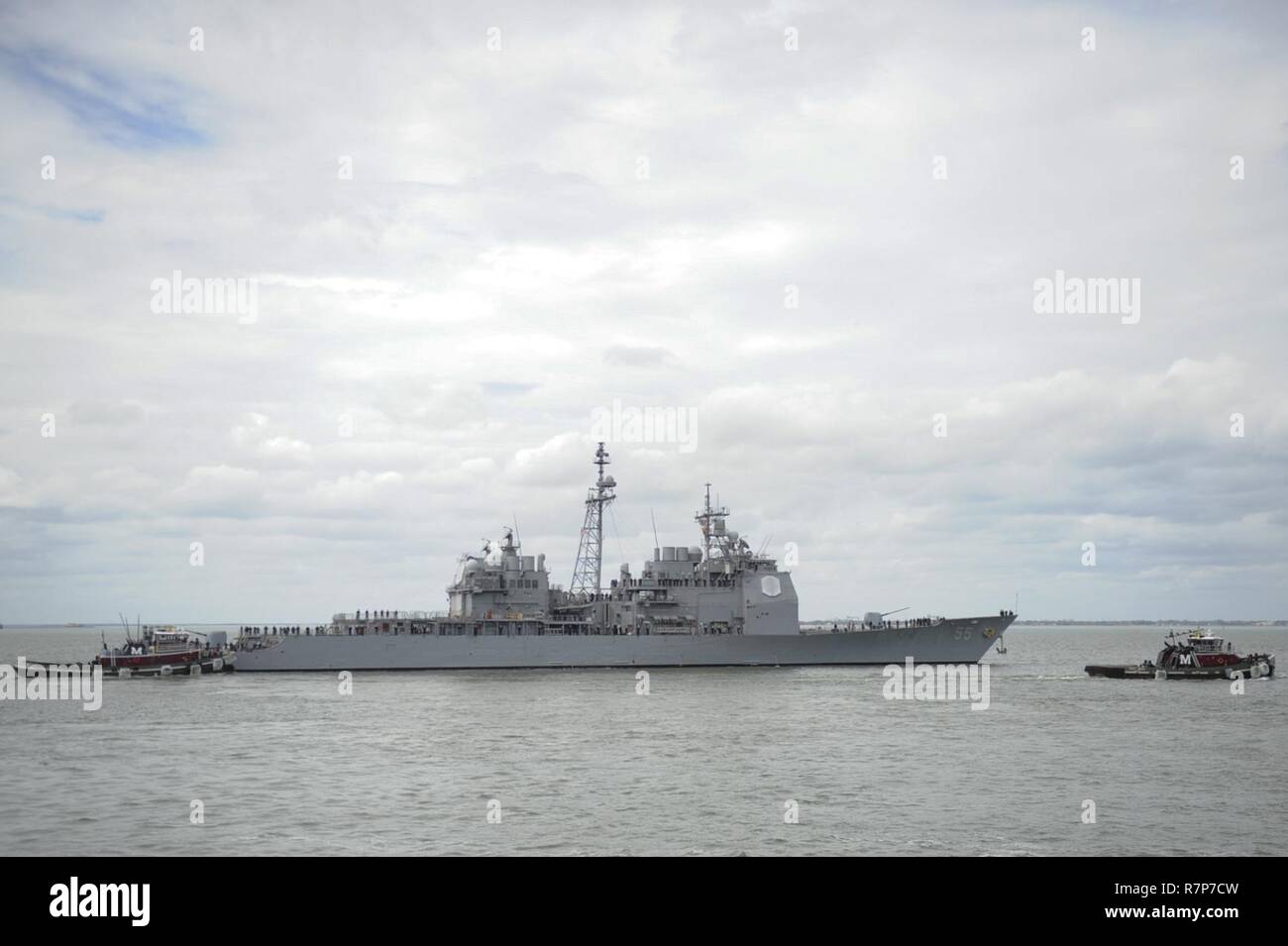 NORFOLK (27. März 2017) Die geführte-missile Cruiser USS Leyte Gulf (CG55) fährt Naval Station Norfolk für einen geplanten Einsatz in die USA am 5. und 6 Flotte Bereiche. Stockfoto