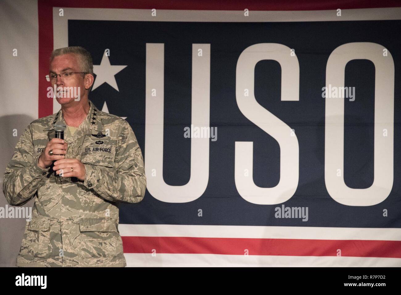 DIEGO GARCIA, Britisches Territorium im Indischen Ozean (Mar. 28, 2016) - Allg. Paul J. Selva, Stellvertretender Vorsitzender des Generalstabs, Gespräche mit Seglern während einer United Service Organizations" (USO) für Service Mitglieder. Us-Marine Support Facility Diego Garcia bietet Logistik-, Service-, Freizeit- und administrative Unterstützung nach den US-amerikanischen und alliierten Truppen sich auf den Indischen Ozean und den Persischen Golf stationiert. Stockfoto