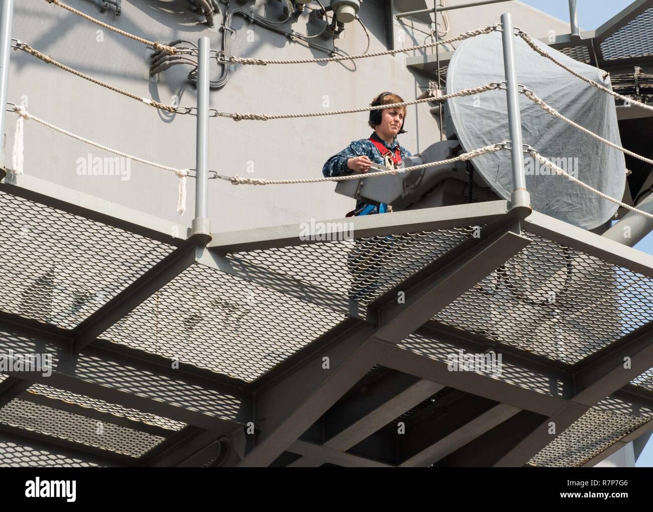 YOKOSUKA, Japan (29. März 2017) Elektroniker 3. Klasse Jennifer Ralston, aus Chesapeake, Virginia, passt die Richtungsanzeige einer Radar Antenne eines SPN-46 Precision Approach Landing System wie Sie führt die Instandhaltung an Bord der Marine nur Vorwärts - bereitgestellt Flugzeugträger USS Ronald Reagan (CVN 76). Die SPN-46 Radar bietet die elektronische Führung von Flugzeugen und unterstützt Sie bei niedrigen zu landen - Sichtbarkeit und ungünstige Witterungsbedingungen. Ronald Reagan, das Flaggschiff der Carrier Strike Group 5, bietet eine Bekämpfung bereit, Kraft, schützt und verteidigt die kollektive maritimen Interessen Stockfoto