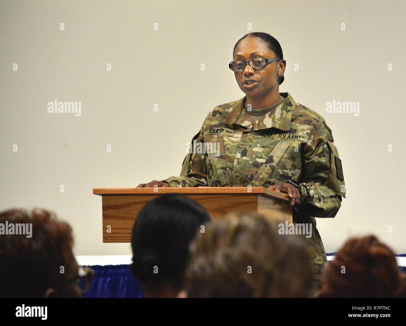 Command Sgt. Maj. Vickie Culp, regimental command Sergeant Major des Transport Corps, spricht während Leadership Symposium 22. März der Frauen im Museum der Armee Frauen. Sie erzählt die Geschichte einer weiblichen Soldaten, professionell und persönlich trotz Kämpfe wuchs. Wurde die Veranstaltung von der 23 Quartiermeister Brigade und das Personal in diesem Jahr National Women's History Month Thema "Ehren wegweisende Frauen in Arbeit und Wirtschaft geehrt. Auch Virginia Generalversammlung Delegierter Lashrecse Aird als Gastredner; ein spezielles video Nachricht von Generalleutnant Gwen Bingham, Assis Stockfoto