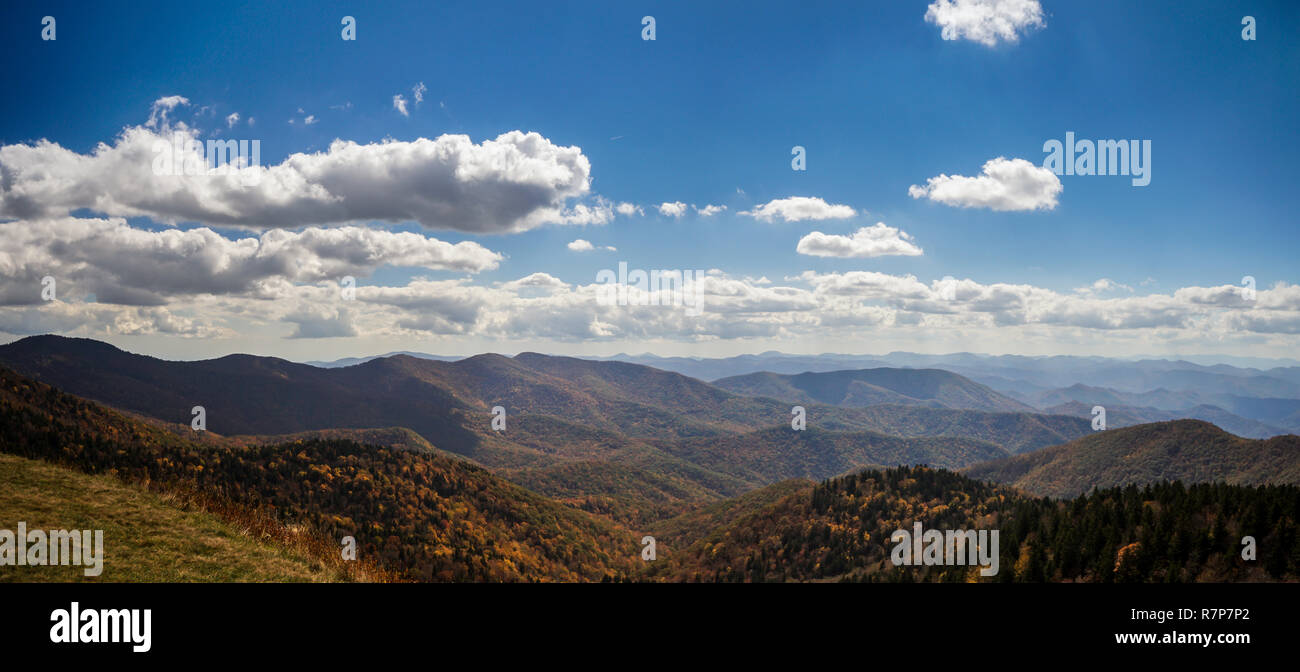 Panorama Aussicht auf Berge und Wälder mit Herbst Farbe Laub in den Appalachen der westlichen North Carolina Stockfoto