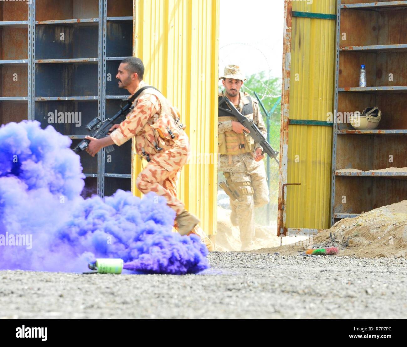 Suche und Rettung Eagle Lösen 2017 - zivile und militärische Personal aus Kuwait, Katar, Saudi Arabien und den USA Verhalten counterterrorism Bohrer-, Such- und Rettungsmaßnahmen und Reagieren auf ein mock Fahrzeug Explosion als Teil der Übung Eagle lösen, 28. März 2017, in Kuwait. Die Übungen die Fähigkeit des Teilnehmers als Combined Joint Task Force Headquarters Personal zu reagieren. Übung Eagle lösen, ist der Premier USA multilaterale Übung innerhalb der Arabischen Halbinsel. Seit 1999, Eagle Lösen hat das führende Engagement zwischen den USA und dem Golf-kooperationsrat Nationen t werden Stockfoto