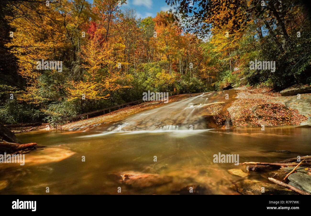 Verschiebbare Felsen fällt in den Appalachen von North Carolina im Spätherbst mit Herbst Farbe Laub und natürlichen Swimmingpool im Vordergrund. Stockfoto