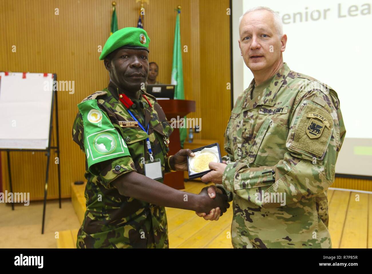 Brig. Gen. Jon Jensen, US-Armee Afrika stellvertretender Kommandant, durch die Staats- und Regierungschefs der teilnehmenden Nationen und internationale Organisationen für ihren Beitrag zur USARAF-led-übung Justicied Accord 17, während einer Abschlussveranstaltung am Frieden und Support Training Center in Addis Abeba, Äthiopien, 24. März 2017. Die Ausübung ist eine jährliche Kombinierte gemeinsame Ausübung auf die Zusammenführung der USA, werden die afrikanischen Partner, westlichen Partnern und internationalen Organisationen der Interoperabilität durch Zusammenarbeit für friedenserhaltende Maßnahmen im Osten Afrika Region zu fördern. Stockfoto