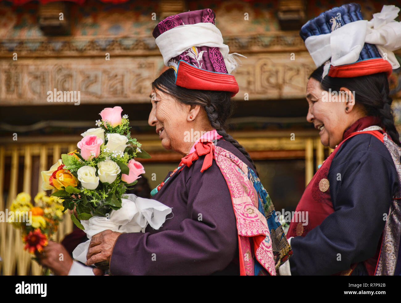 Ladakhi Frauen in traditioneller Kleidung zu einem Tara Gebet sammeln, Leh, Ladakh, Indien Stockfoto