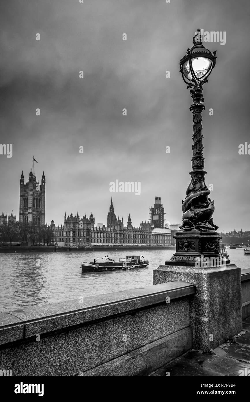 Dies ist ein Blick auf die Westminster in London von der South Bank der Themse Stockfoto